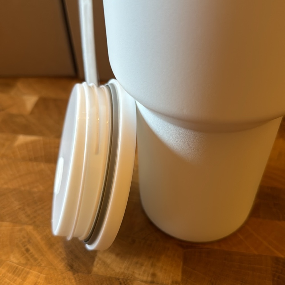 40oz Tumbler w/Handle - Double Wall Insulation - Leak Resistant. - Picture 8 of 11